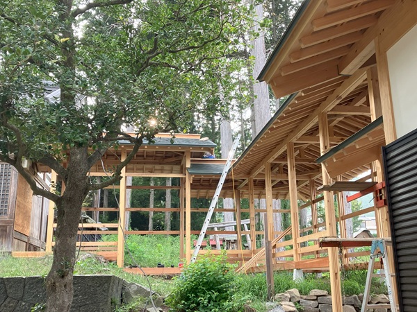R7.8.21神社回廊工事③屋根.jpg