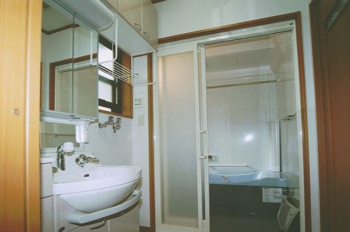 H古畑実邸　洗面脱衣室から浴室.JPG